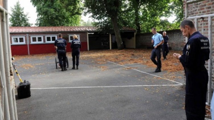 Криминалисти пред една от къщите, където бяха открити телца на новородени бебета. Снимка: БГНЕС