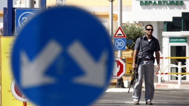Израелски полицай охранява граничния пункт в Ейлат между Израел и Египет. Снимка: БГНЕС