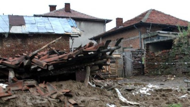 Пороите превърнали пътищата на Бойково в блато. Снимка: Булфото