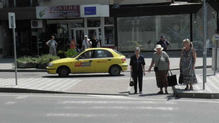 Таксито, блъснало жената. Снимка: БГНЕС