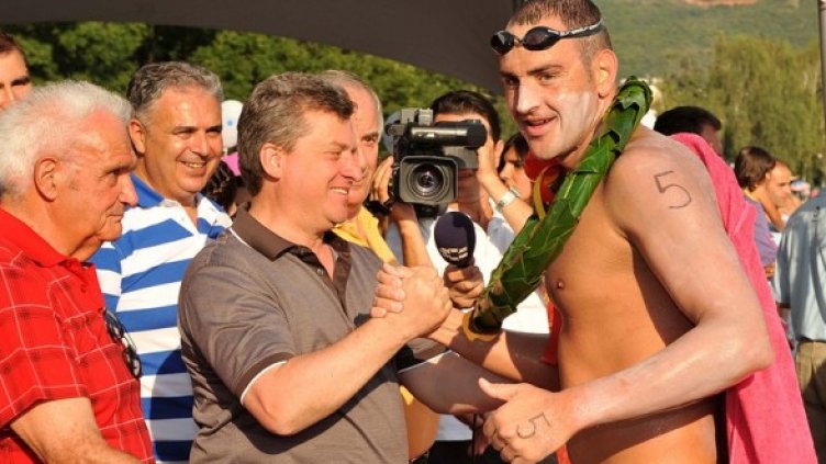 Македонският президент поздравява Петър Стойчев. Снимка: БГНЕС