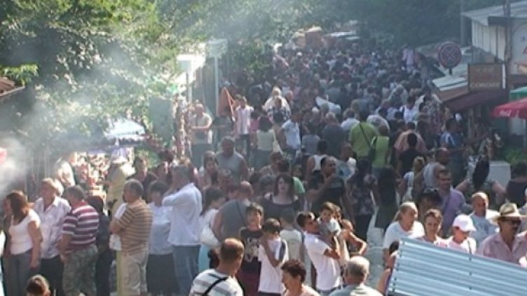 Тълпите пред храма в Бачково. Снимка: Dnes.bg