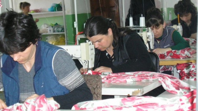 И шивачките попадат в статистиката. Снимка: БГНЕС