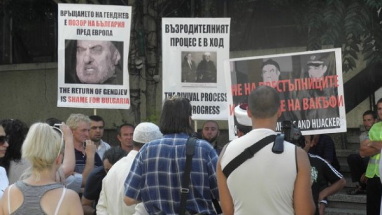 След решението на съда имами излязоха на протест срещу Генджев. Снимка: БГНЕС
