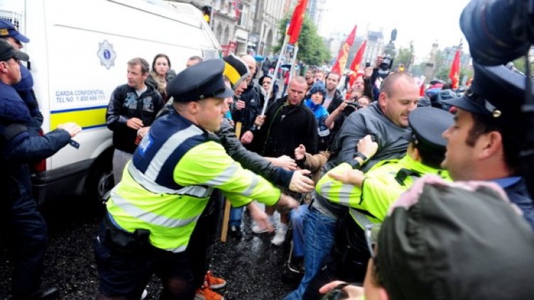 Полицията арестува трима демонстранти. Снимка: БГНЕС