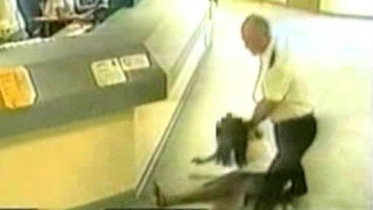 Охранителна камера "хвана" полицай да блъска арестантка