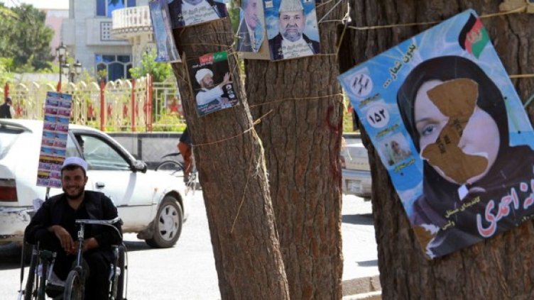 На много от плакатите на кандидат-депутати жени лицата са разкъсани, защото не са забулени. Снимка: БГНЕС