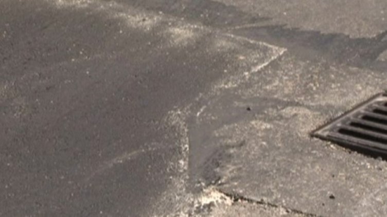 На един зам.-кмет му писнало от една дупка...