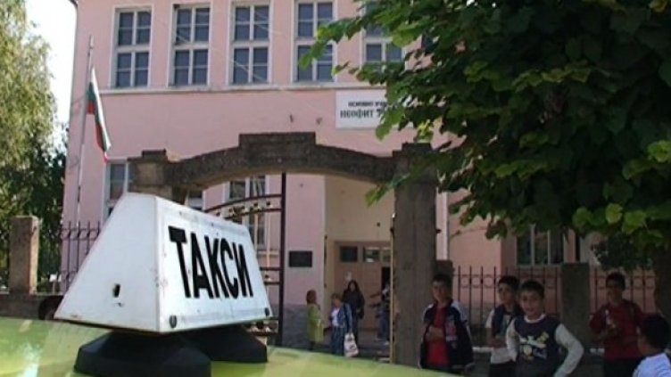 Община събира учениците с таксита