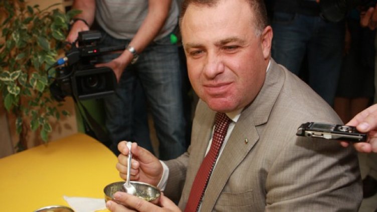 Министърът подари на децата плодове и зеленчуци вместо торта. Снимка: БГНЕС