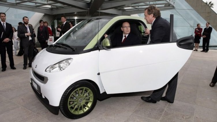 Smart ForTwo (на снимката) си е направо гигант спрямо Peel P 50. Снимка: БГНЕС