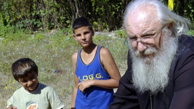 Отец Иван с деца от прюта му. Снимка: Булфото