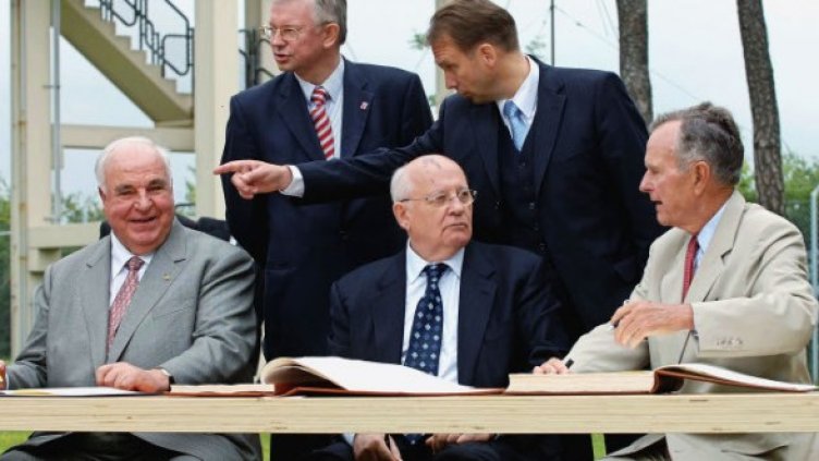 Отляво надясно: Хелмут Кол, Михаил Горбачов, Джордж Буш. Снимка: Getty Images/Guliver Photos