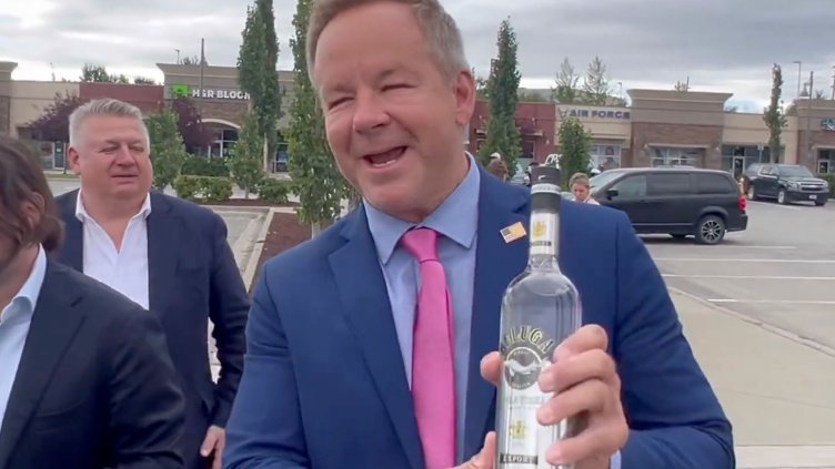 Руснаците в Аляска дариха с водка журналист, заял се със Зеленски ВИДЕО