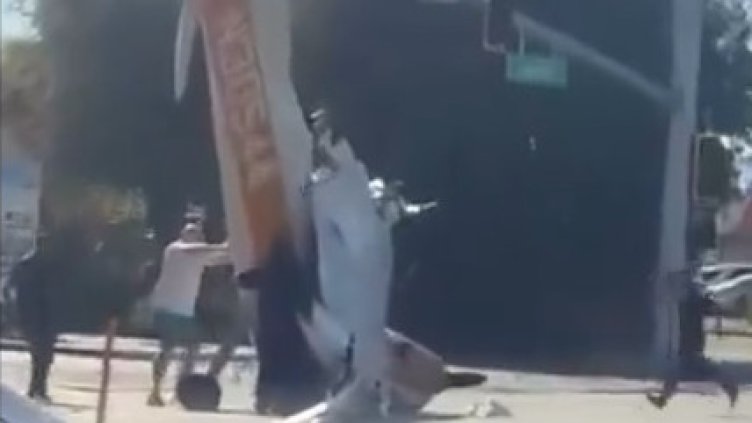 Малък самолет се разби на магистрала в Калифорния (ВИДЕО)