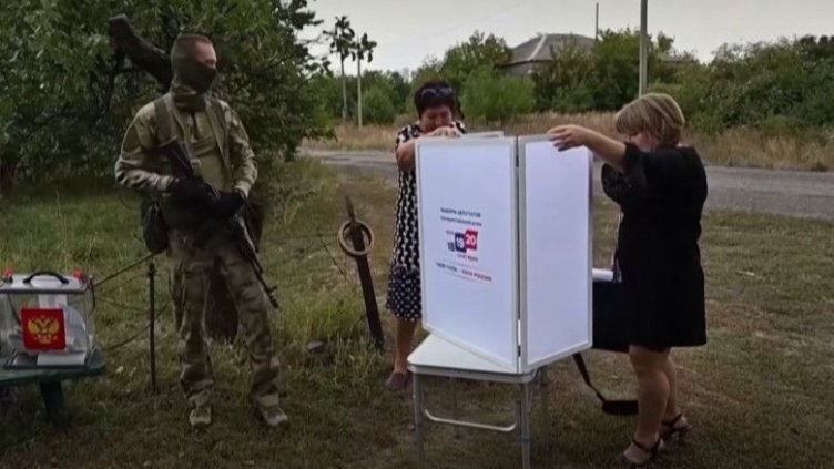 Избори под дулото на "Калашников": Ето как гласуват в окупираните от Русия територии ВИДЕО