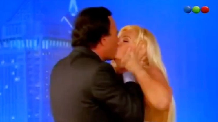 В Испания пуснаха стар клип с Хулио Иглесиас как упражнява сексуален тормоз ВИДЕО