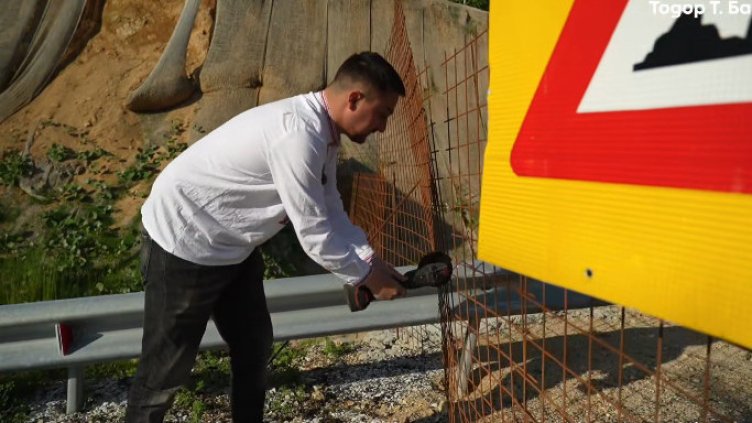 Тодор Батков-син отвори ГКПП Елидже с флекс, полицията дойде веднага ВИДЕО