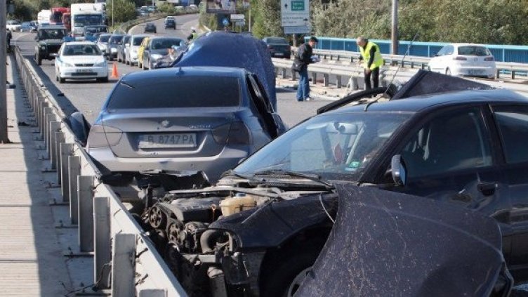 Движението в района на катастрофата е силно затруднено. Снимка: Булфото