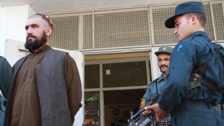 Афганистански войници охраняват талибански лидер, арестуван в Херат. Снимка: БГНЕС