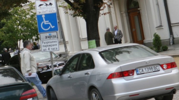 Депутатите и колите им. Снимка: БГНЕС