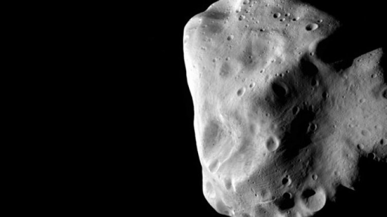 Астероидът Лютеция. Снимка: ESA 2010 MPS for OSIRIS Team MPS/UPD/LAM/IAA/RSSD/INTA/UPM/DASP/IDA