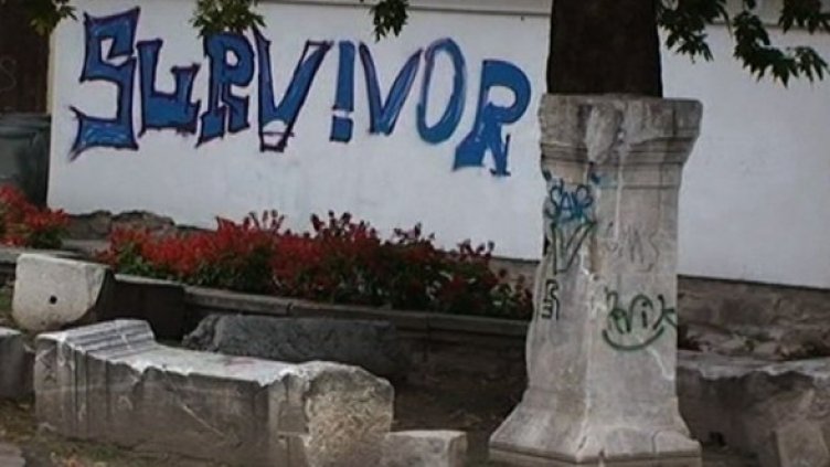 Архитектурната гордост на България - покрита с драсканици