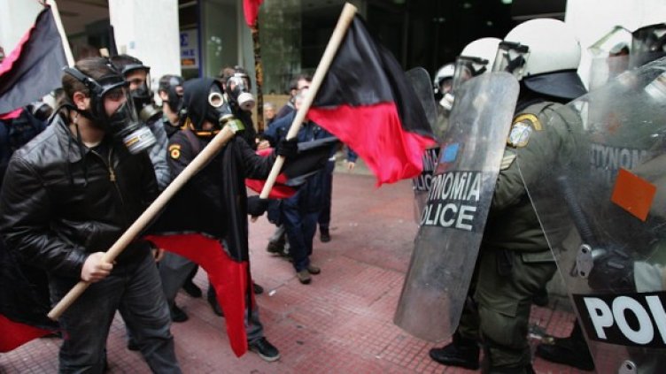 Сблъсъци по време на протестите по случай годишнината от убийството на Александрос. Снимка: БГНЕС