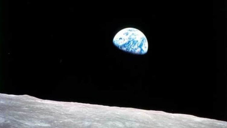 Уникалният изгрев на Земята над повърхността на Луната. Снимка: НАСА
