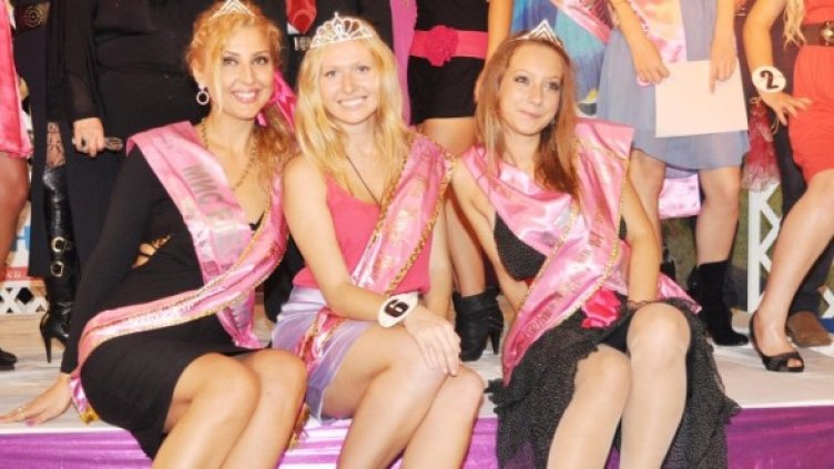 Победителката Анна Петрученя (в средата) с подгласничките. Снимка: Булфото