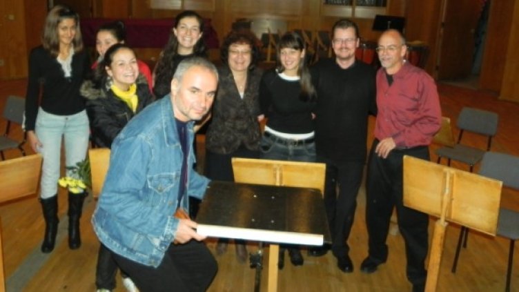 Участниците в концерта Банджото срещу тамбурата: Валери Димчев (тамбура), Пол Елууд (банджо), Джефри Дийн (организатор), Ели Стойнева (виола), Даниела Дикова (пианист), Вергиния Петрова (цигулка), Веселина Лозанова, Павлина Радионова (пиано) и Мартина Мит