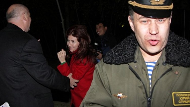 Червеното манто на Анна Чапман веднага привлече вниманието на космодрума Снимка: БГНЕС