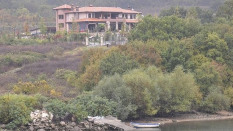 Една от митичните къщи, край яз. "Ивайловград". Снимка: Булфото