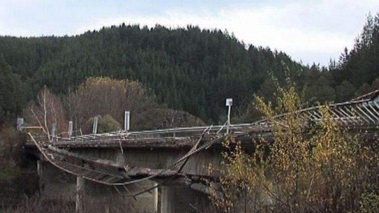 50 см дупки и мост без перила &ndash; път в България