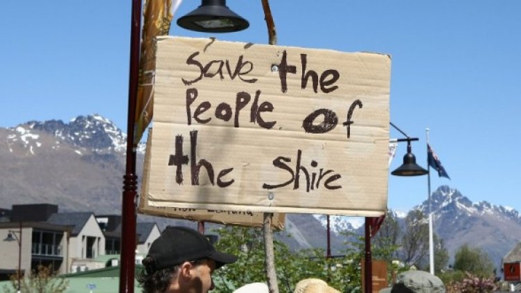 Демонстрациите преди преговорите. На плаката пише: "Спасете хората от Графството". Снимка: Getty Images/Guliver Photos