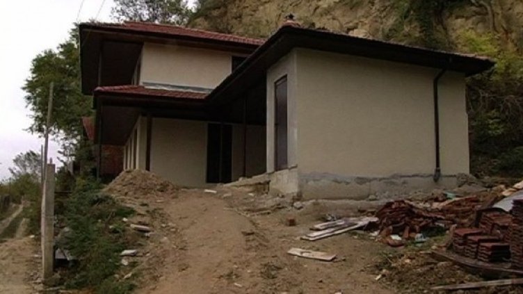 И едни къщички накацали край Дунава. Къщички...