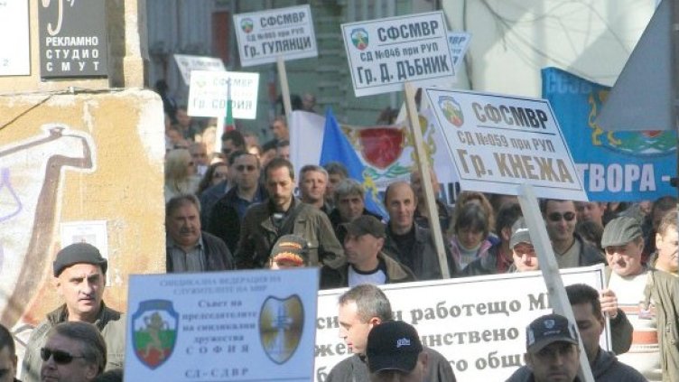 Преди седмица стотици полицаи обикаляха сградата на МВР и скандираха. Снимка: Булфото