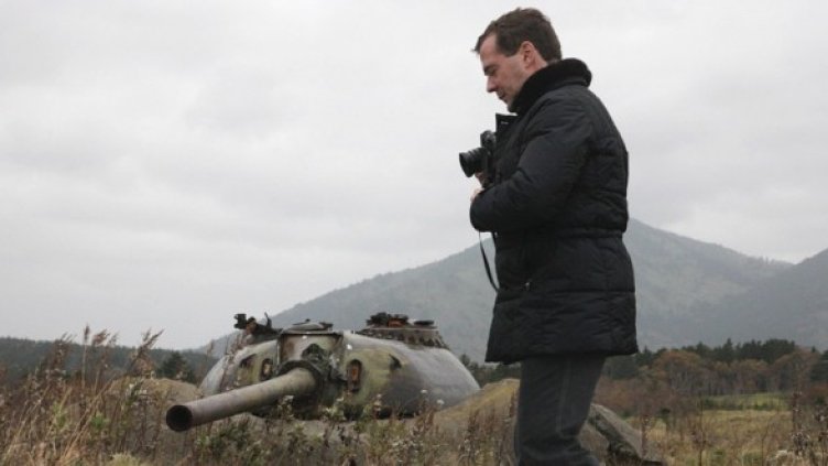 Дмитрий Медведев на един от спорните Курилски острови Кунашир. Снимка:  БГНЕС