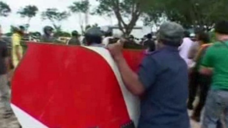 Парчета от самолет се изсипаха над индонезийски град