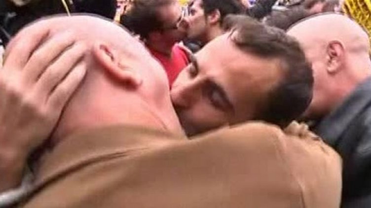 Папата говори за мъжа и жената интимно, а гейове се мляскат