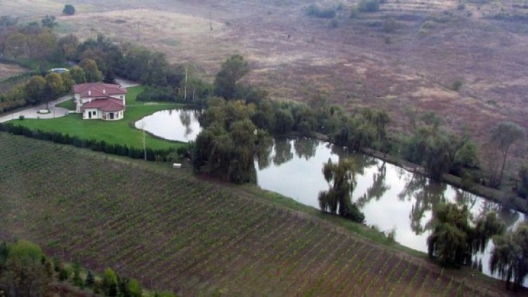 Eвтиния - къща на два ката с частно езеро. Снимка: БГНЕС