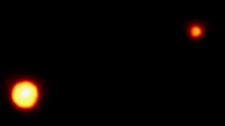 Плутон и смятаният доскоро за негов спътник Харон. Очаква се космическият апарат New Horizons на НАСА да достигне орбитата на Плутон през 2015 г. и да сложи край на споровете. Снимка: R. Albrecht (ESA/ESO), NASA