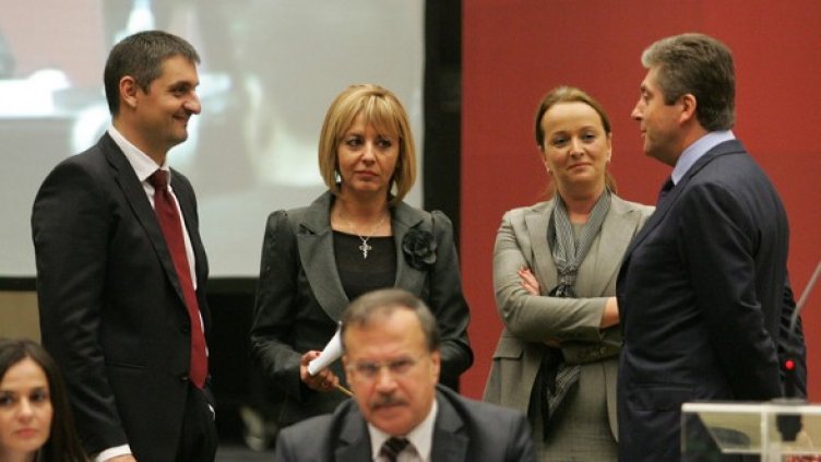 Кирил Добрев и Мая Манолова разговарят с Първанов Снимка: БГНЕС