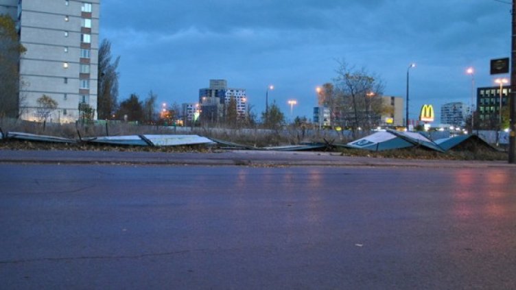 Ураганният вятър тези дни повали и огради. Снимка: БГНЕС