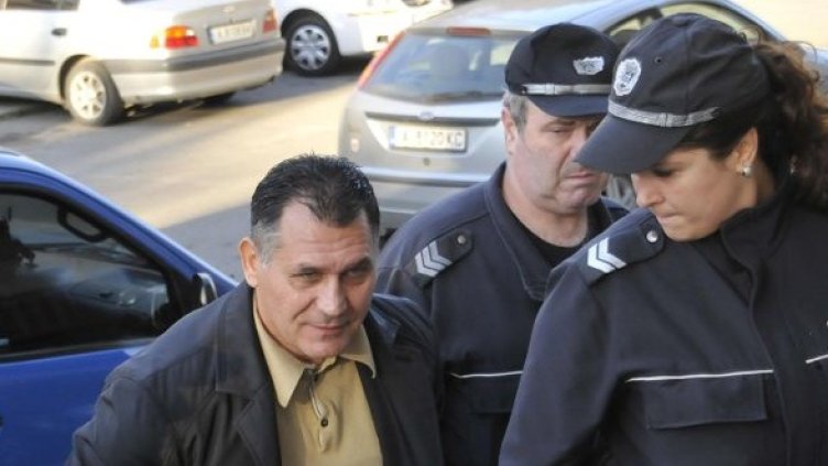 Полицаи отвеждат Венцислав Чамурджиев към съдебната зала. Снимка: Булфото