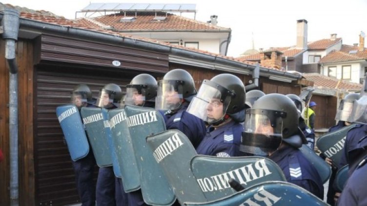 Полиция охраняваше операцията по премахване на незаконни обекти в Несебър. Снимка: Булфото