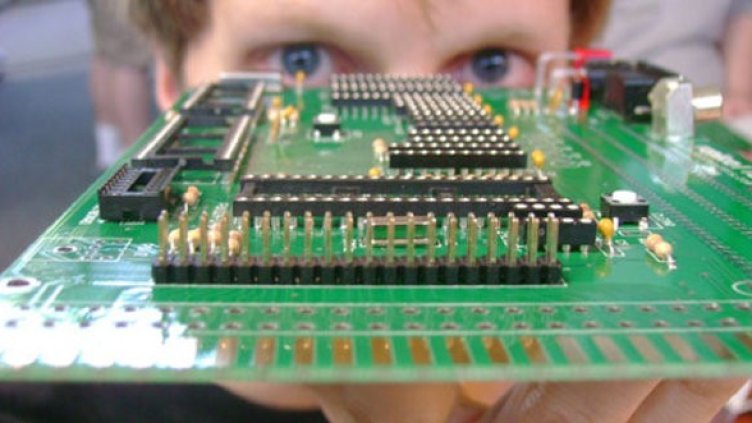 Купиха един от първите Apple за $210 хил.