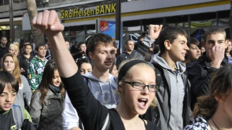 Ученици в Бургас протестират срещу орязаната коледна ваканция. Снимка: Булфото