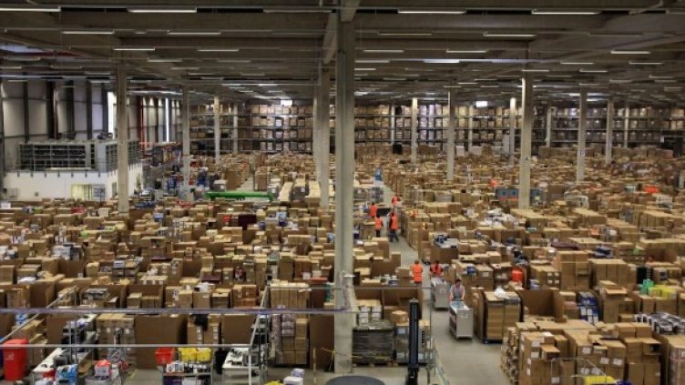Така изглежда склад на Amazon за обработка на пратки преди Коледа. Снимка: Getty Images/Guliver Photos