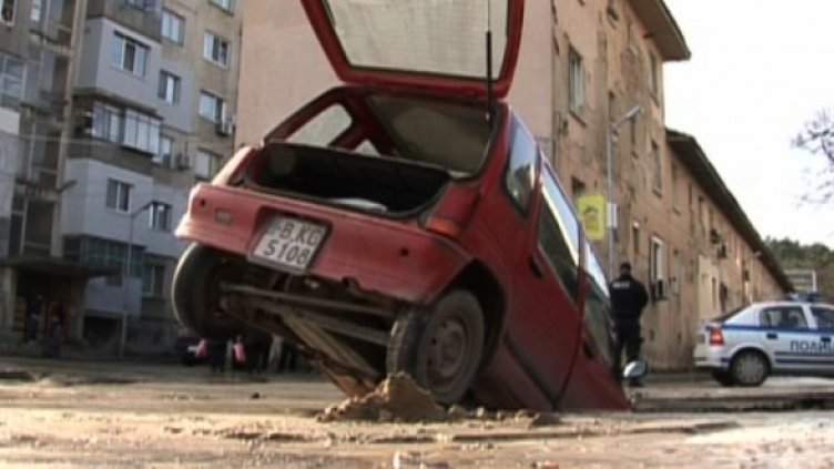 Кола се гмурна дълбоко в дупка на варненска улица